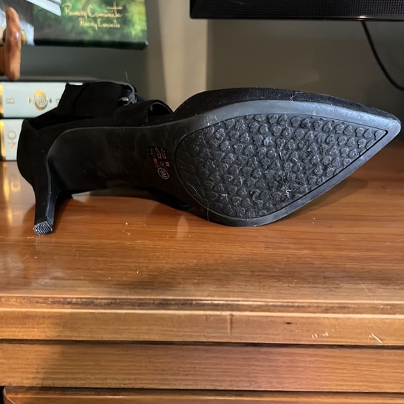 8.  Chinese Laundry Micro Suede Heels in Black, Size 9M - Picture 13 of 16